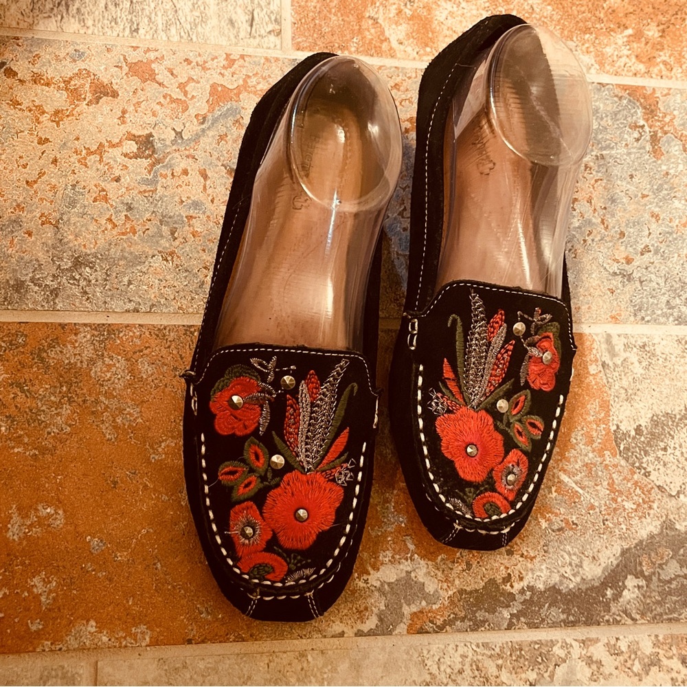 🥿Gorgeous Black Suede Floral Embroidered Baretraps Hand Sewn Loafers!